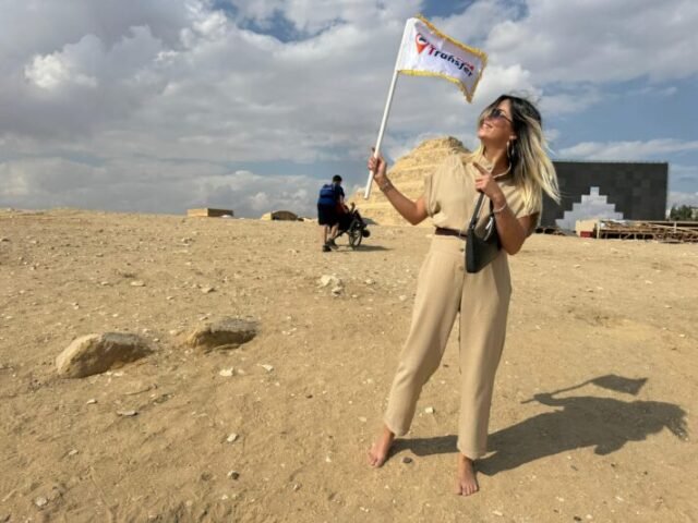 holding easytransfer mini flag in front of step pyramid